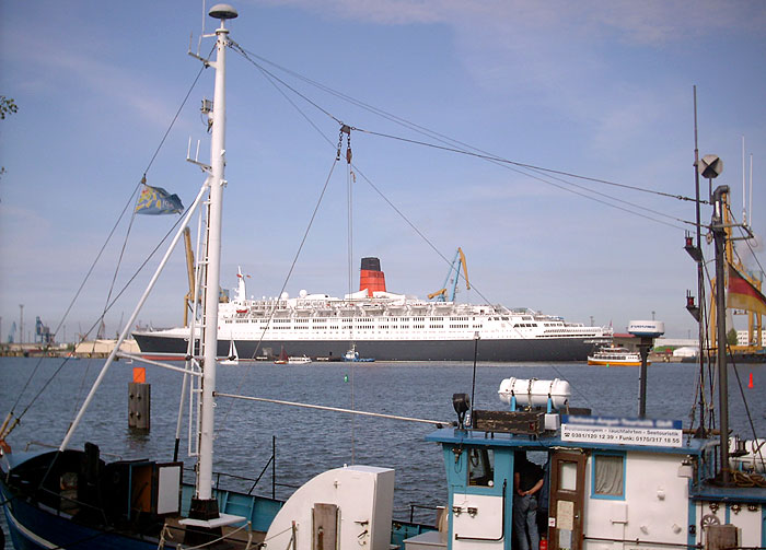 8. Juni 2004 | Bild: 2 | MS Queen Elizabeth 2 im Rostocker �berseehafen.